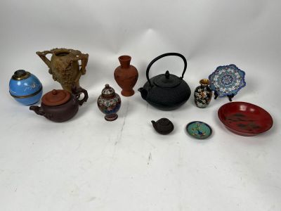 beaucoup de petits objets posés sur la table