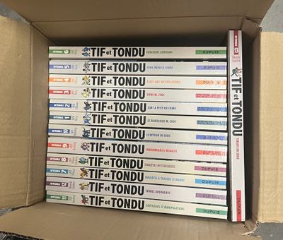 un grand nombre de DVD dans une boîte en carton posée sur le sol