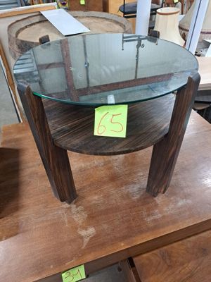 une table avec un plateau en verre, exposée dans un magasin