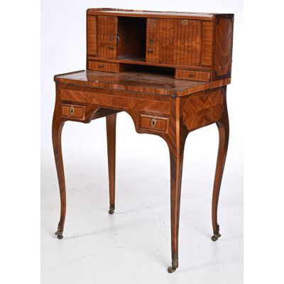 un vieux bureau en bois avec des tiroirs et des tiroirs dessus