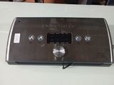 une radio posée sur une table