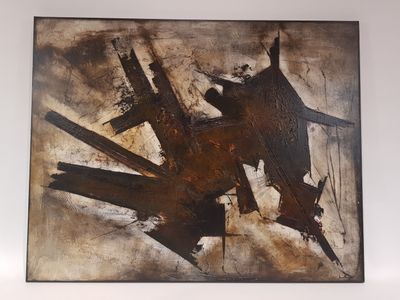 peinture abstraite sur un mur blanc, avec un motif marron et noir