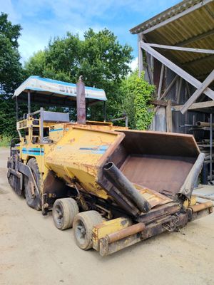 un camion-benne garé devant un immeuble