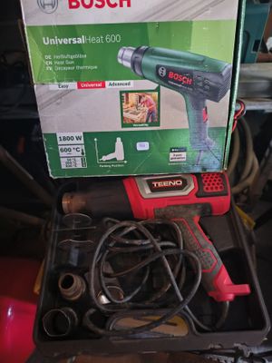 une boîte contenant une perceuse sans fil, posée sur une table