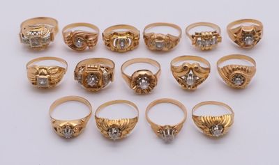 Important lot de bagues en or jaune 750 et pierres blanches. - Photo 1