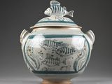 un vase bleu et blanc orné d'un motif de poisson