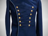 une veste militaire bleue avec des boutons dorés et des épaulettes