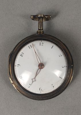 une montre de poche accrochée au mur
