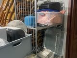 une étagère métallique sur laquelle se trouvent tout un tas d'objets