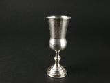 une coupe en argent ancien sur fond noir, avec un fond noir