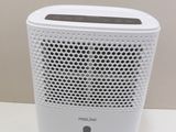 un purificateur d'air blanc posé sur une table