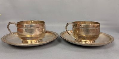 paire de tasses à thé et soucoupes anciennes en métal argenté