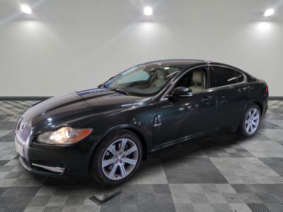 la photo d'une voiture noire garée dans un garage