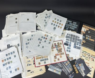 de nombreux types de timbres différents posés sur une table noire