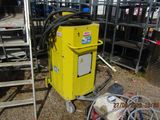 une machine jaune qui se trouve à côté d'un escalier