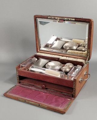 une boîte en bois contenant de l'argenterie sur une table