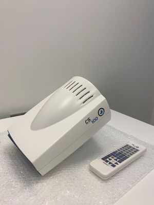 une télécommande posée sur une table à côté d'une machine