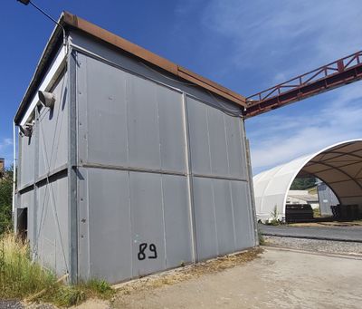 un immeuble sur le côté duquel est accrochée une enseigne
