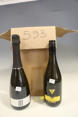 deux bouteilles de vin dans une boîte en carton posée sur le comptoir
