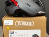 une photo d'un casque de vélo posé sur une boîte en carton