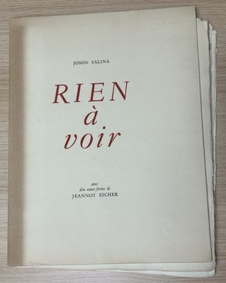 une pile de livres posée sur une table en bois