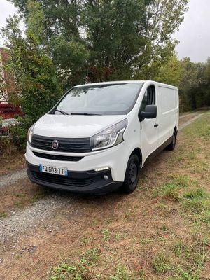 la camionnette blanche est garée sur le côté de la route