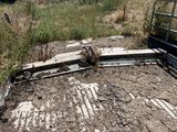 un camion garé dans la poussière près d'un champ