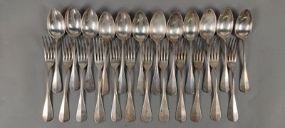 beaucoup de cuillères et de fourchettes en argent sur la table