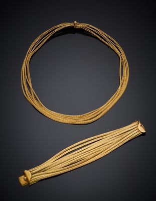 un collier en or et un bracelet en or