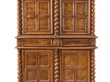une vieille armoire en bois à quatre tiroirs et une porte