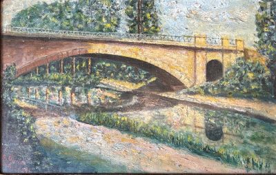 un tableau représentant un pont enjambant une rivière, avec des arbres en arrière-plan