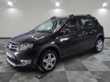 la photo d'une voiture noire garée dans un garage