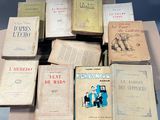 un grand nombre de livres posés sur une table