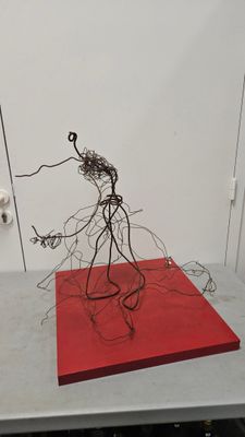 Ecole moderne - Danseuse. Epreuve en fil de fer, le socle de…