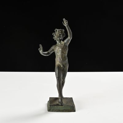 une statue de femme tenant une fleur à la main