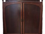 un meuble en bois avec deux portes et deux tiroirs