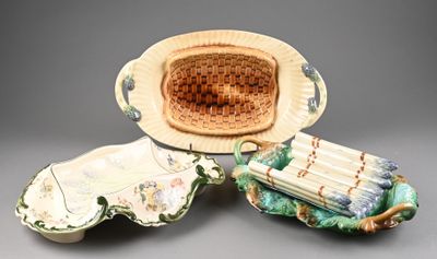 trois pièces de poterie posées sur une table