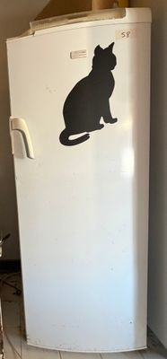 un réfrigérateur blanc orné d'un autocollant représentant un chat noir