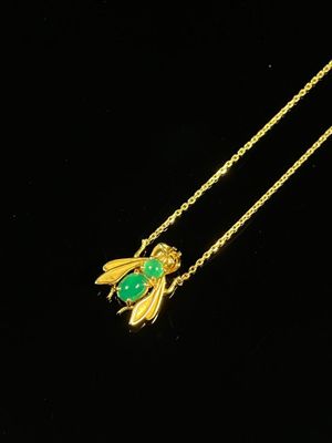 PENDENTIF "Abeille" en or jaune de deux cabochons verts Il e…