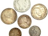six types de pièces différents sont présentés sur une surface blanche
