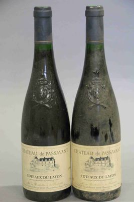 deux bouteilles de vin posées l'une à côté de l'autre sur une table