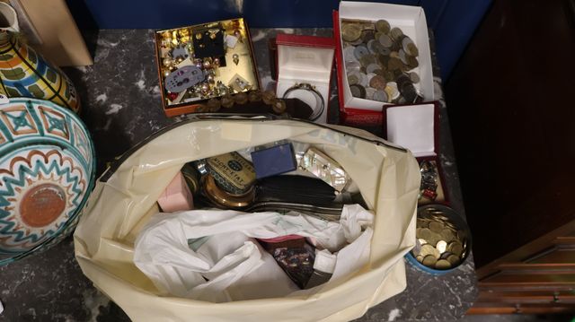 Important lot de bijoux fantaisie et monnaie démonétisée