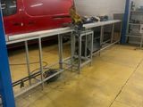 un camion rouge garé dans un garage