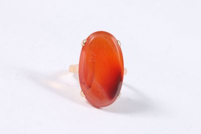 une bague en agate rouge avec un anneau en or