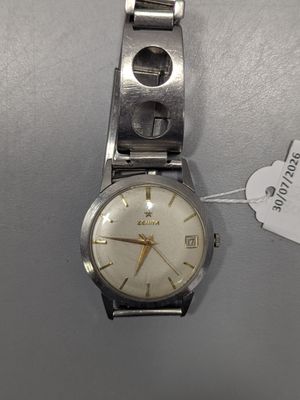 l'image d'une montre-bracelet à laquelle est attachée une étiquette