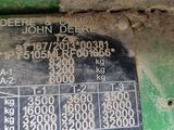 une pancarte sur le flanc d'un tracteur sur laquelle on peut lire « Deer John Deer »