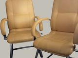 lot de deux fauteuils de bureau en cuir avec pieds et accoudoirs en métal
