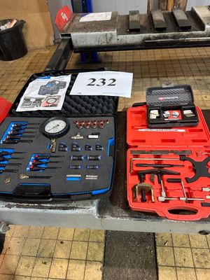 de nombreux outils posés sur une table