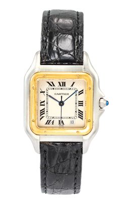 gros plan d'une montre-bracelet avec des chiffres romains