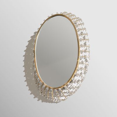 gros plan d'un miroir sur un mur à fond blanc